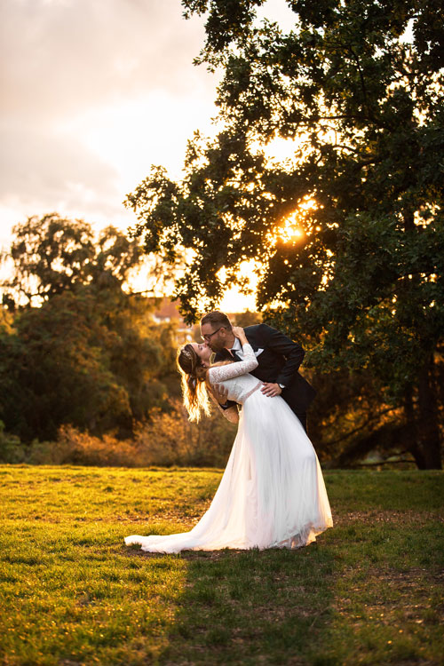 Hochzeitspaar umschlungen im Sonnenuntergang Berlin